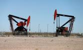 النفط يصعد مع تفوق مخاوف الإمداد على زيادة مخزونات الوقود الأمريكية