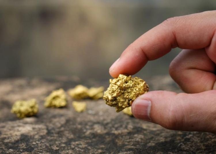 الذهب يتراجع مع زيادة عوائد السندات بفعل توقعات رفع الفائدة الأمريكية