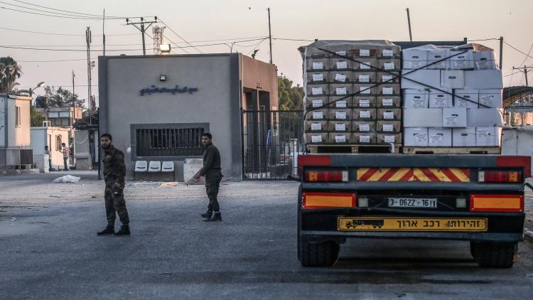 الاحتلال يواصل اغلاق معبر كرم أبو سالم مع غزة وسط خسائر فادحة للتجار والمصانع