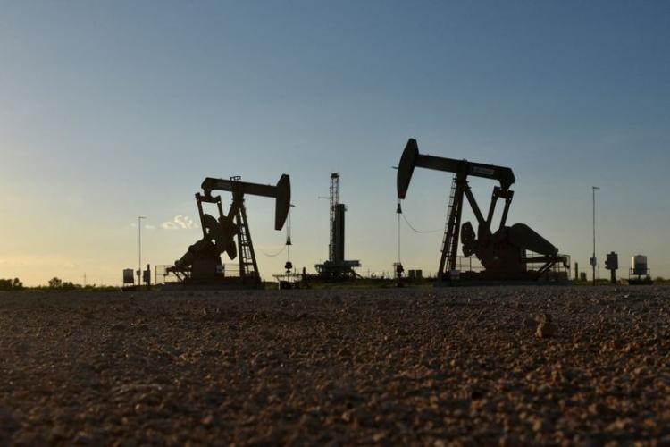 النفط يتراجع بسبب قيود كوفيد وضعف بيانات نشاط المصانع بالصين