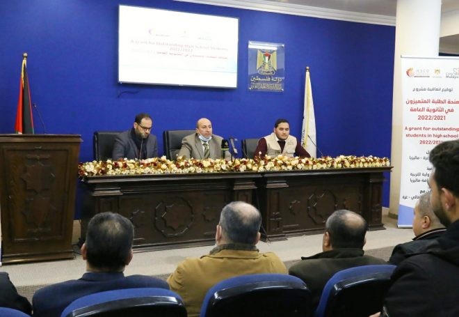 التعليم بغزة توقع اتفاقية لتقديم منح مالية بـ100 ألف دولار لطلبة الجامعات
