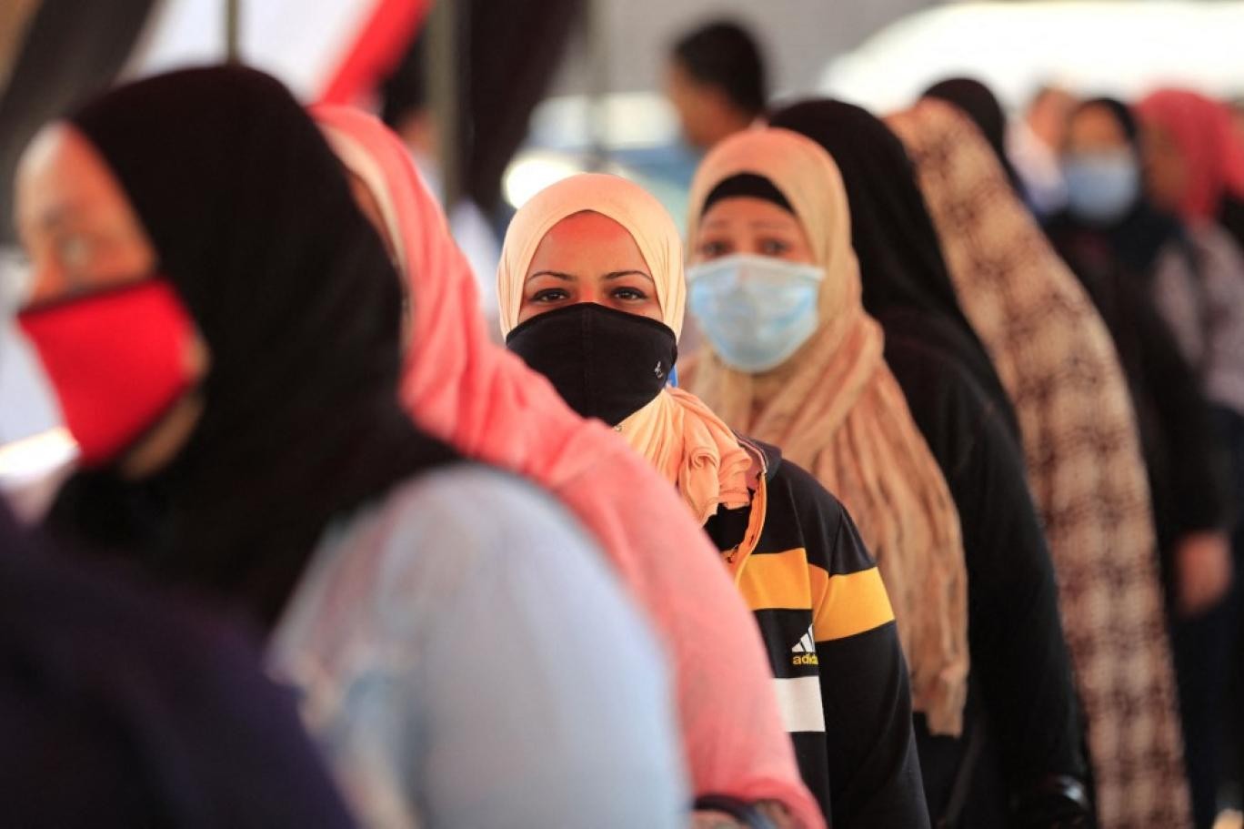 تقرير-متى-يخرج-المصريون-من-عنق