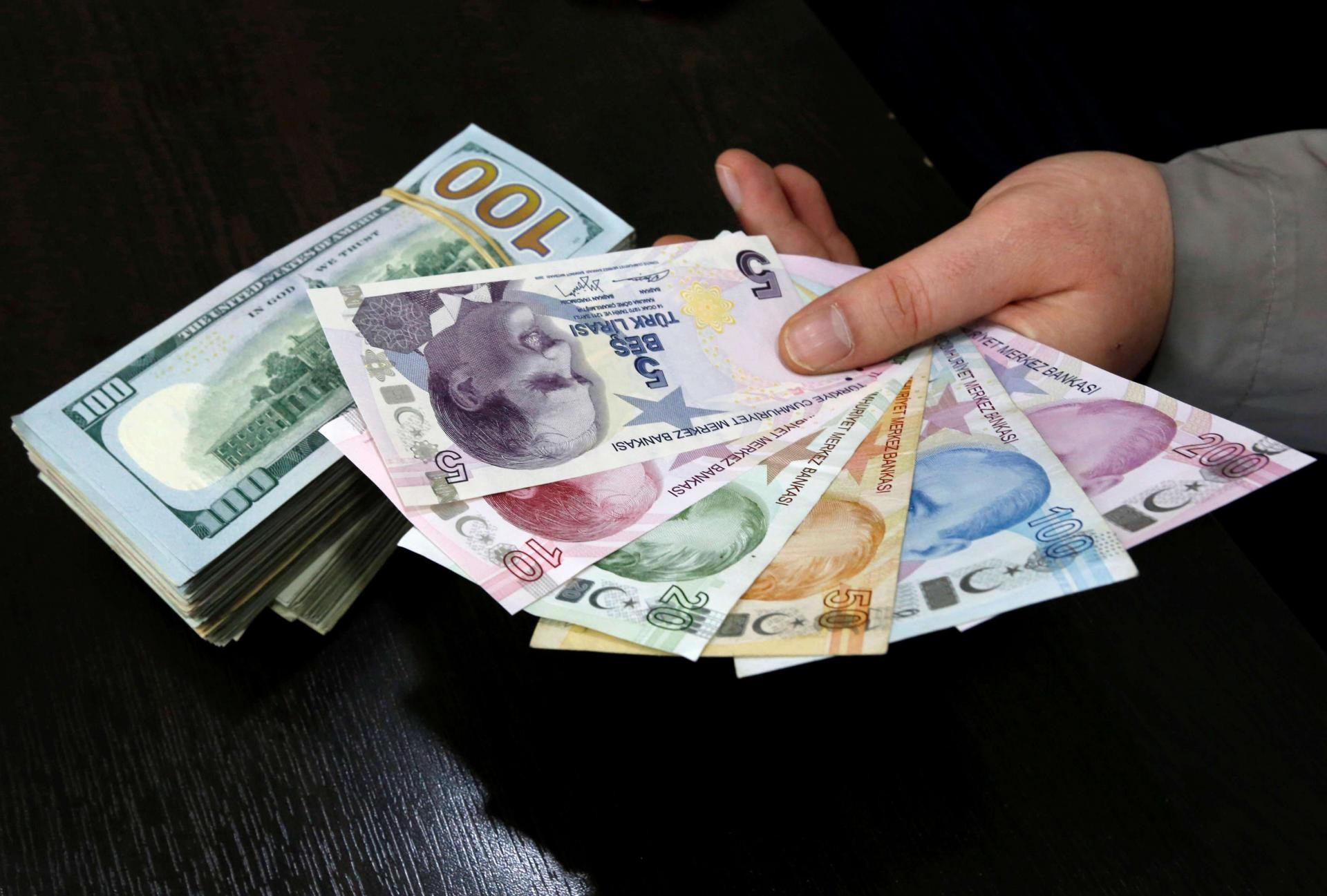الليرة التركية تواصل الهبوط أمام الدولار