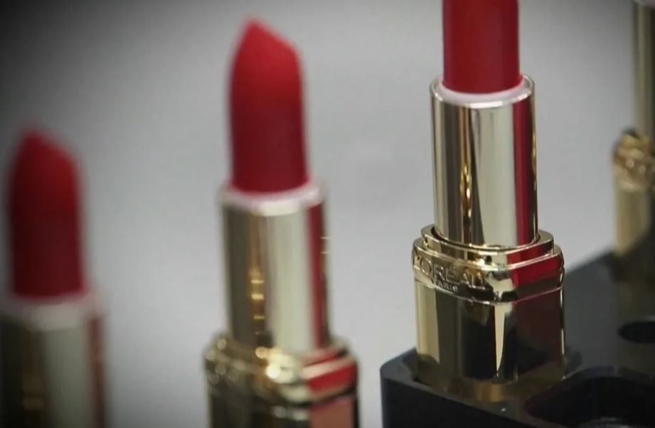 أحمر-الشفاه-يشعل-حربا-تجارية-ب