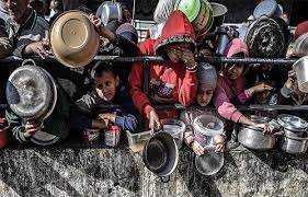 غزة على حافة المجاعة: تدخل جوي دولي محدود وتفاوضات وقف النار متعثرة