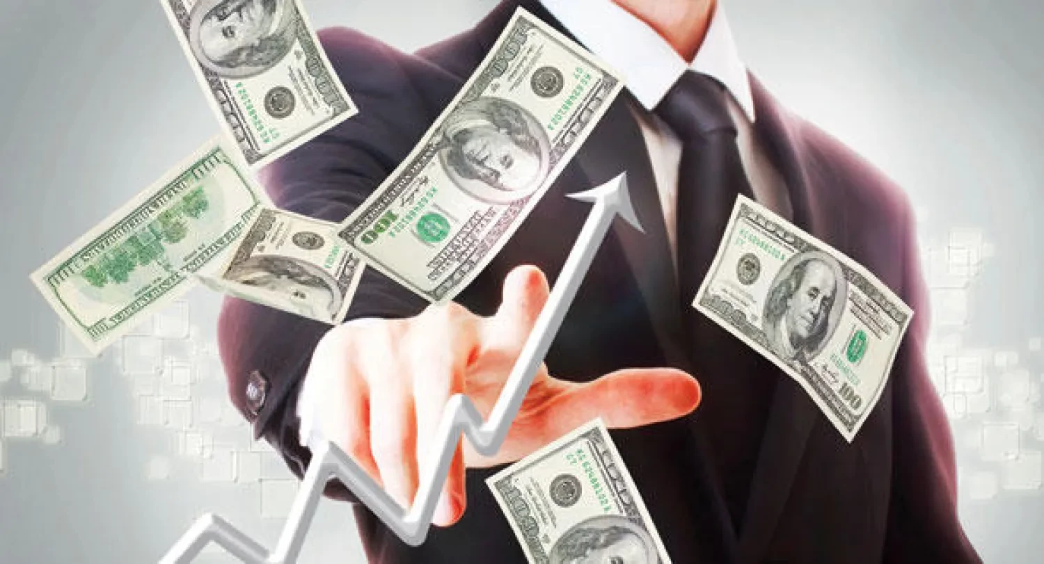 الدولار يصعد 1.6% في يوليو مع بيانات التوظيف والتضخم، رغم تهديدات الرسوم