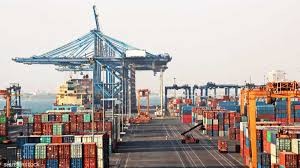 صادرات السعودية تتراجع 14٪ في مايو وسط تقلبات النفط