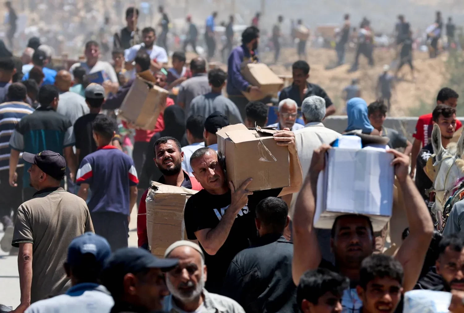 20 قتيلاً في تدافع بموقع توزيع مساعدات بغزة وسط خلافات حول المسؤولية