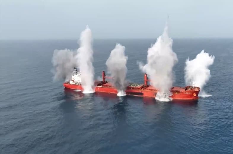 تصعيد جديد في البحر الأحمر: الحوثيون يغرقون سفينة شحن يونانية